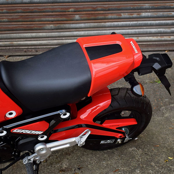 pyramid_bodywork_solo-seat-cowl-gayety-red-&-gloss-black_honda-msx-125-(21-)_detail3.jpg
