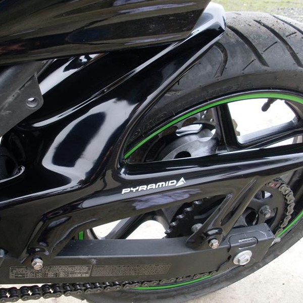 Pyramid Hugger Gloss Black - Kawasaki Ninja 250R