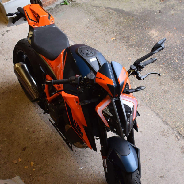 pyramid_seat-cowl-gloss_orange_gloss_blue_ktm_1290_superduke_r_detail2.jpg