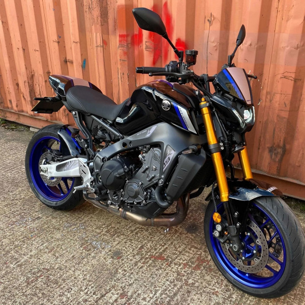 pyramid_seat-cowl-sp_colours_yamaha-mt-09_lifestyle1.jpg
