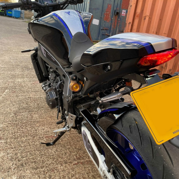 pyramid_seat-cowl-sp_colours_yamaha-mt-09_lifestyle2.jpg