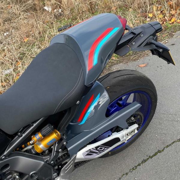 pyramid_seat-cowl-storm_fluo_cyan_storm_yamaha-mt-09_lifestyle1.jpg