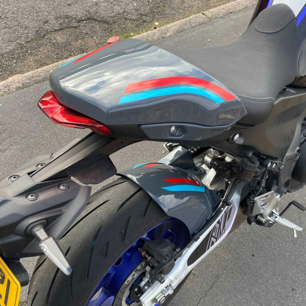 pyramid_seat-cowl-storm_fluo_cyan_storm_yamaha-mt-09_lifestyle2.jpg