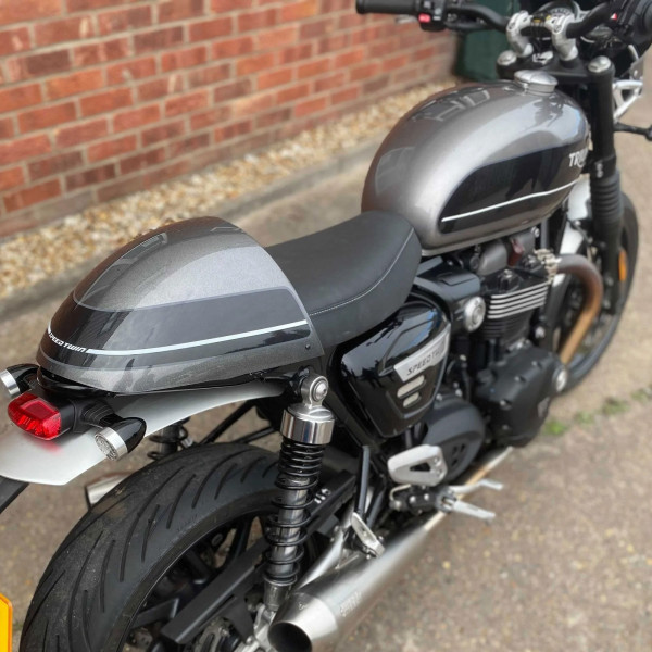 pyramid_seat-cowl_silver_ice_storm_grey_triumph_speed_twin_lifestyle1.jpg