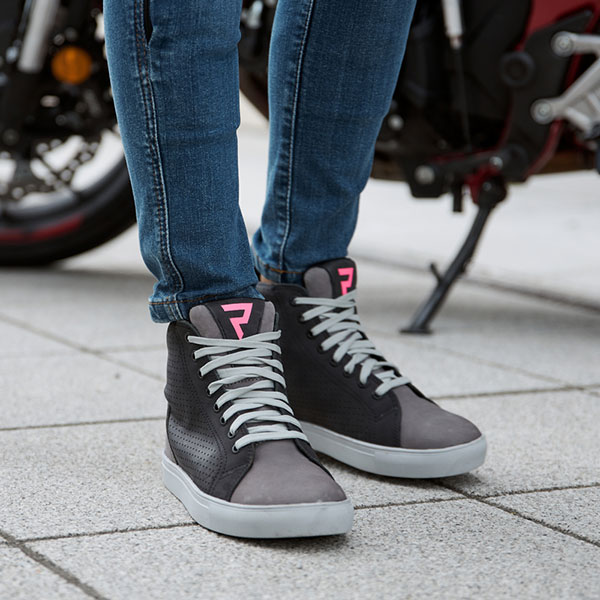 rebelhorn_motorcycle-boots_ladies-tramp-ii-leather-boots_grey_lifestyle1.jpg