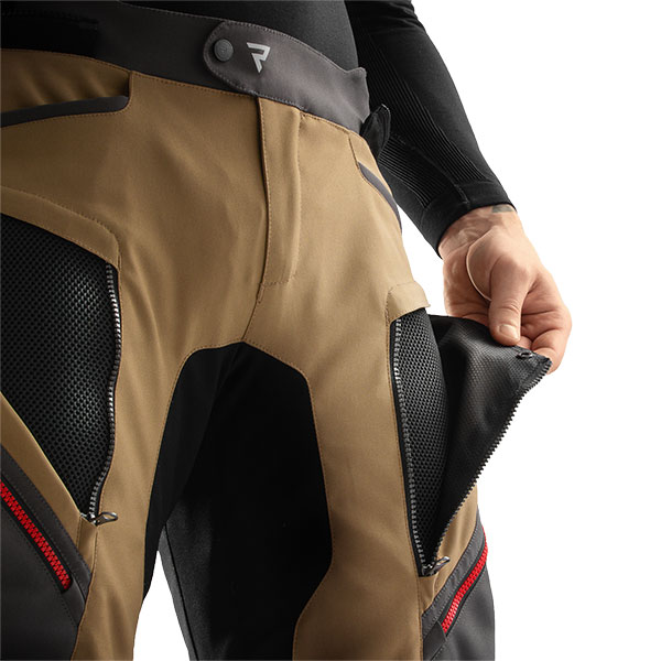 rebelhorn_trousers_textile_hardy-3-0_desert-grey-red_detail2.jpg