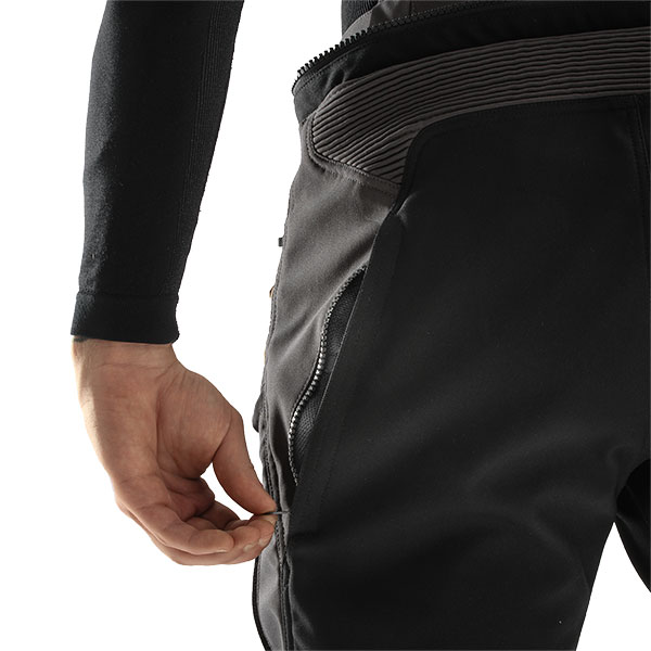 rebelhorn_trousers_textile_hardy-3-0_desert-grey-red_detail4.jpg