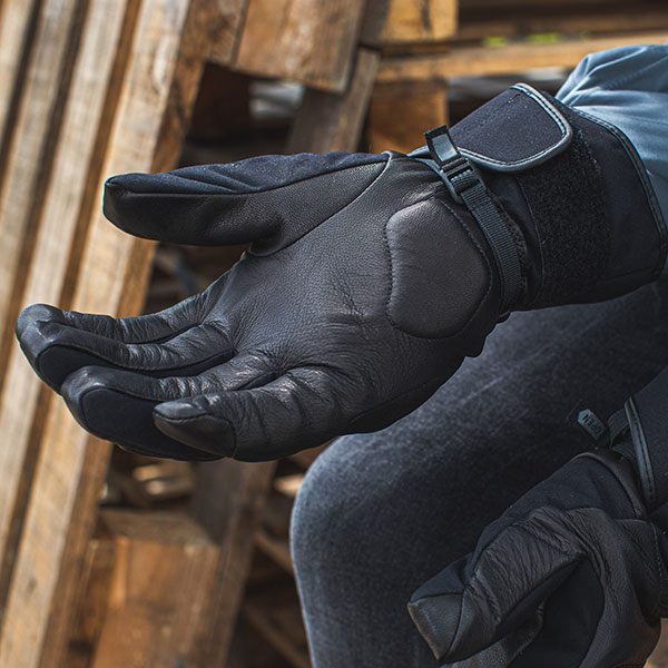 rev-it_gloves-leather_stratos-gtx_black_lifestyle-9.jpg