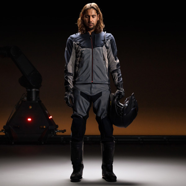 revit_textile-jacket_stratum_grey-anthracite_lifestyle5.jpg