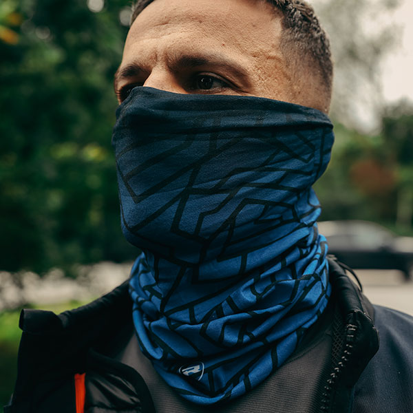 richa_base-layer_neck-tube_grout-black-blue_lifestyle1.jpg