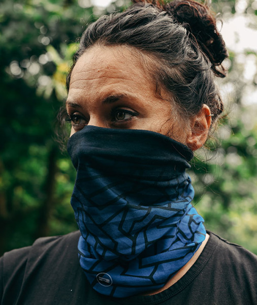 richa_base-layer_neck-tube_grout-black-blue_lifestyle2.jpg