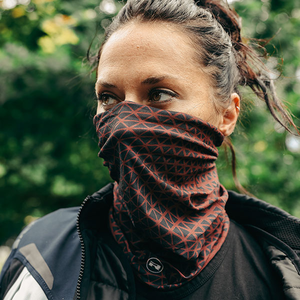 richa_base-layer_neck-tube_kinetic-burgundy_lifestyle1.jpg