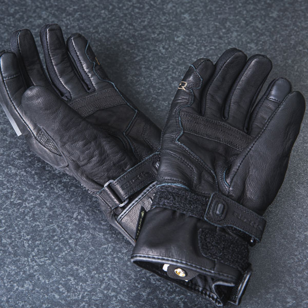 richa_gloves-leather_atlantic-urban_black_lifestyle1.jpg