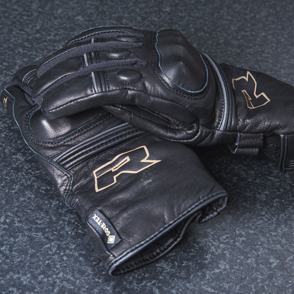 richa_gloves-leather_atlantic-urban_black_lifestyle2.jpg