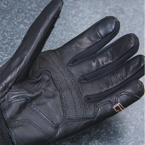richa_gloves-leather_atlantic-urban_black_lifestyle3.jpg