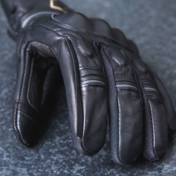 richa_gloves-leather_atlantic-urban_black_lifestyle4.jpg