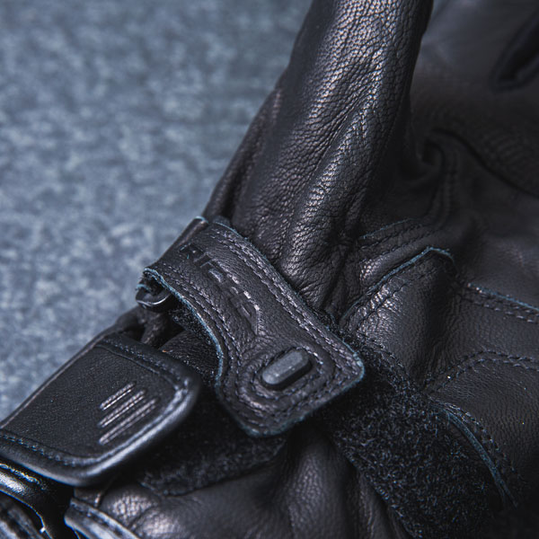 richa_gloves-leather_atlantic-urban_black_lifestyle5.jpg