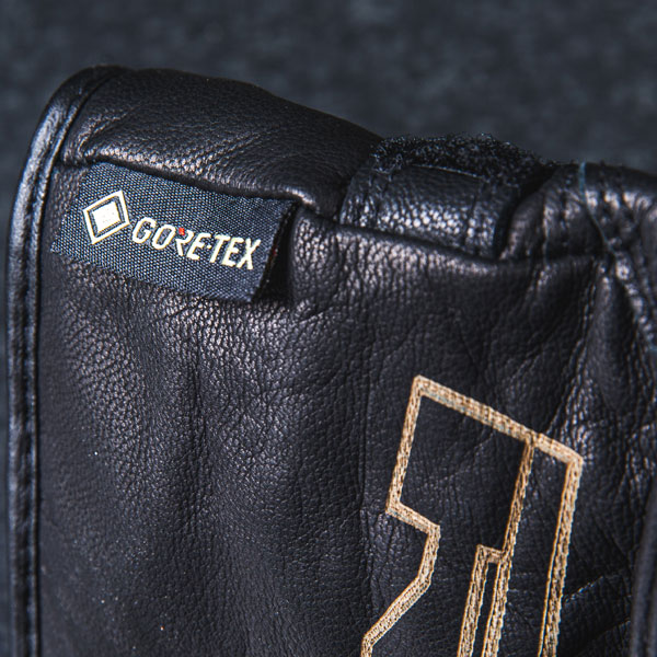 richa_gloves_leather_atlantic-urban_black_lifestyle7.jpg