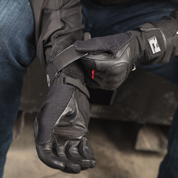 richa_gloves_mixed_nomad_black_lifestyle2.jpg