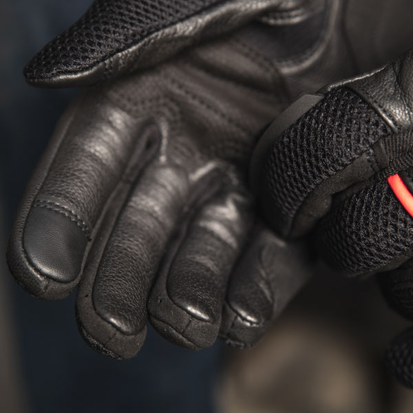 richa_gloves_mixed_nomad_black_lifestyle7.jpg