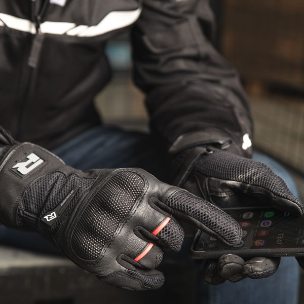 richa_gloves_mixed_nomad_black_lifestyle8.jpg
