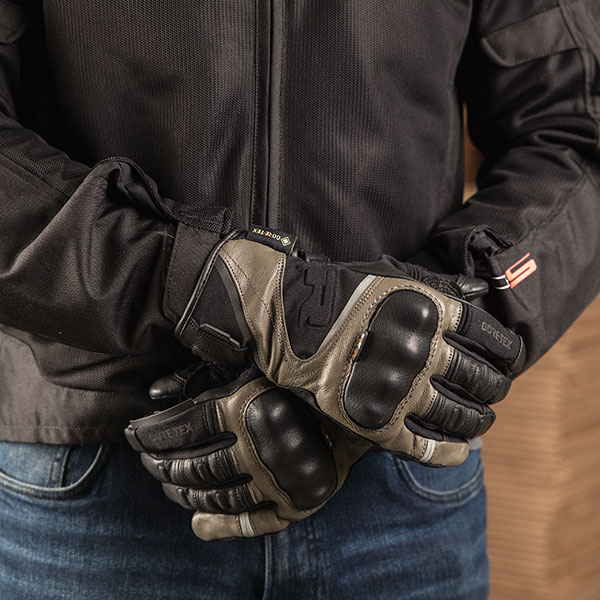 richa_gloves_textile_atlantic-gtx_black-titanium_lifestyle-1.jpg