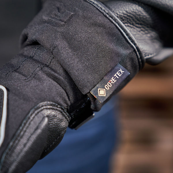 richa_gloves_textile_invader_black_lifestyle5.jpg
