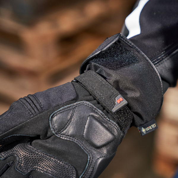 richa_gloves_textile_invader_black_lifestyle6.jpg