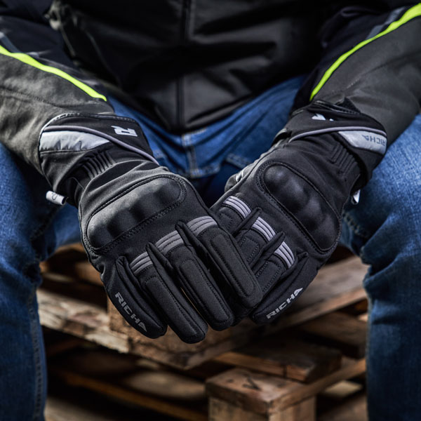 richa_gloves_textile_torch_black_lifestyle1.jpg