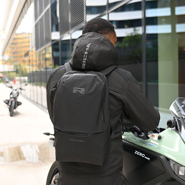 richa_motorcycle-luggage_backpack_matt_black_lifestyle1.jpg