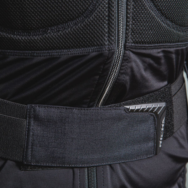 richa_textile-jacket_force-d3o_black_lifestyle4.jpg