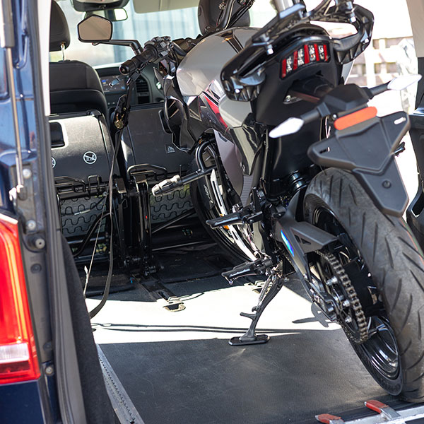 riderr_luggage-accessories_ratchet-straps_black_lifestyle2.jpg