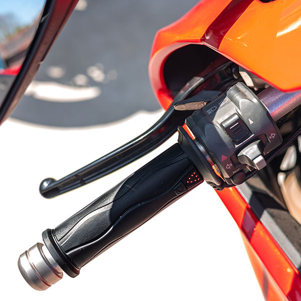 riderr_motorcycle-accessories_heated-grips_black_lifestyle2.jpg