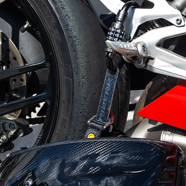 riderr_motorcycle-security_helmet-lock_black-yellow_detail1.jpg
