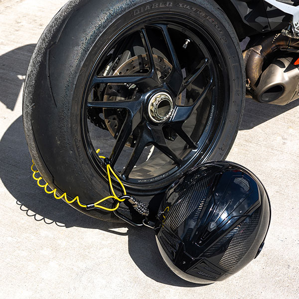 riderr_motorcycle-security_helmet-lock_black-yellow_detail2.jpg