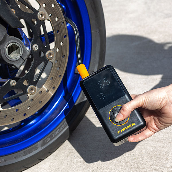 riderr_tyre-accessories_air-flow-4000_black_lifestyle1.jpg