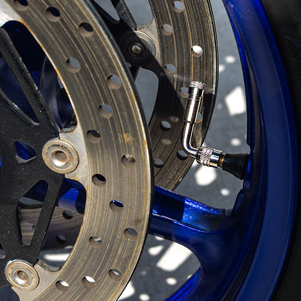 riderr_tyre-accessories_angle-tyre-valves_silver_lifestyle1.jpg