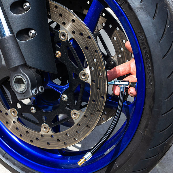 riderr_tyre-accessories_flexible-valve-extension-tool_black_lifestyle1.jpg