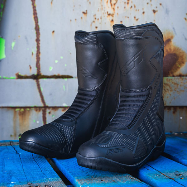 rst_boots_atlas-ce-waterproof_black-black_lifestyle1.jpg