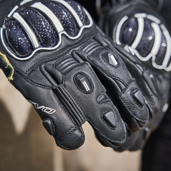 rst_gloves_leather_tractech_lifestyle3.jpg