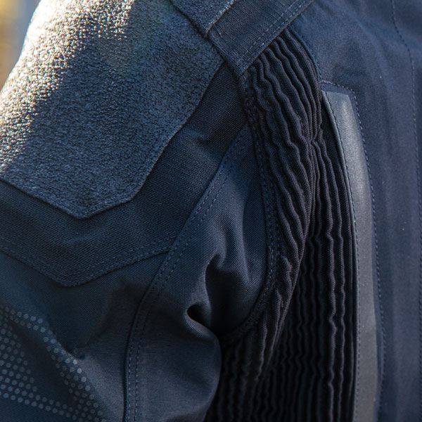 rukka_jacket-textile_kingsley_gtx_black_lifestyle6.jpg