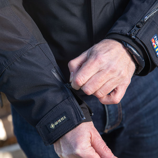 rukka_jacket-textile_kingsley_gtx_black_lifestyle7.jpg