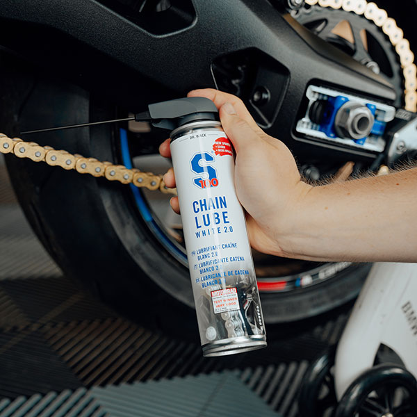 s100_oil-lubricants_white-chain-lube_spray-head_400ml_lifestyle1.jpg