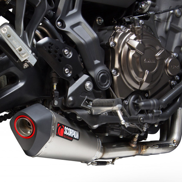 scorpion-exhausts_serket-taper_yamaha-tracer-700_16-19_titanium_close.jpg