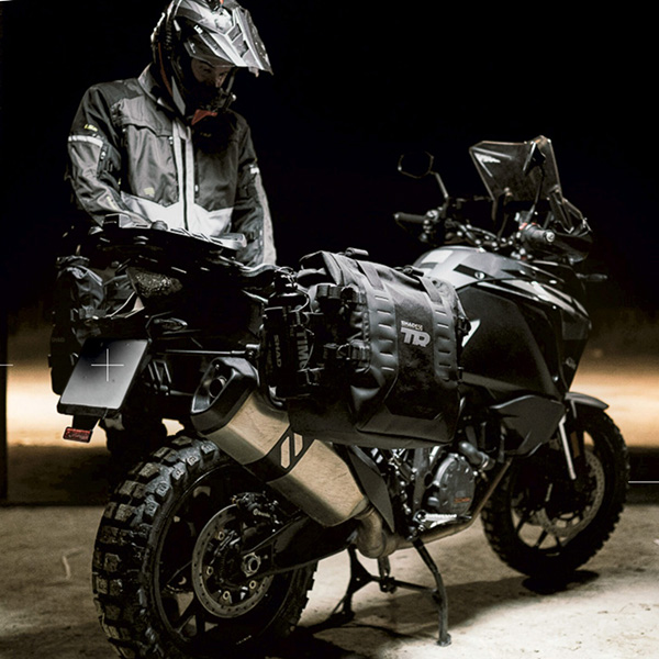 shad_soft-luggage_tr40-panniers_lifestyle1.jpg