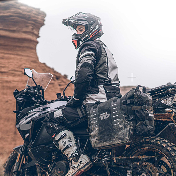 shad_soft-luggage_tr40-panniers_lifestyle3.jpg
