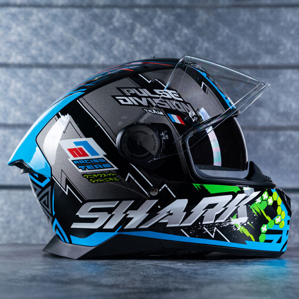 shark_helmet_skwal-2-2_noxxys-matt-black-blue-green_lifestyle2.jpg