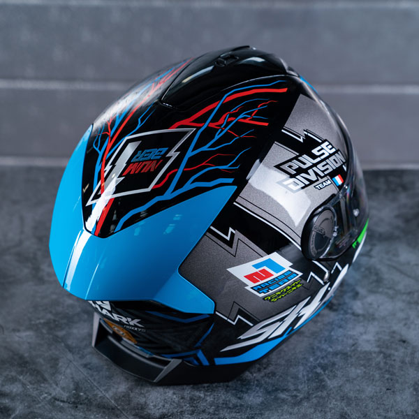 shark_helmet_skwal-2-2_noxxys-matt-black-blue-green_lifestyle4.jpg