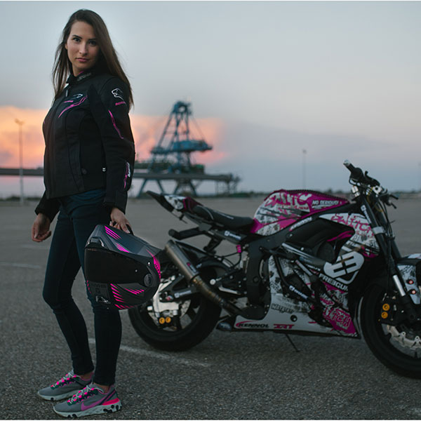 shark_skwal-2-2_hallder-black-anthracite-purple_lifestyle2.jpg