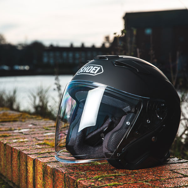 shoei_helmet_j-cruise-2_matt-black_lifestyle1.jpg